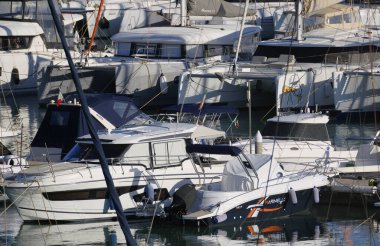 İtalya, Sicilya, Akdeniz, Marina di Ragusa (Ragusa ili); 29 Ekim 2025, limanda lüks yatlar - EDITORIAL