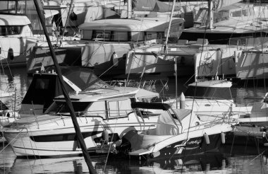 İtalya, Sicilya, Akdeniz, Marina di Ragusa (Ragusa ili); 29 Ekim 2025, limanda lüks yatlar - EDITORIAL