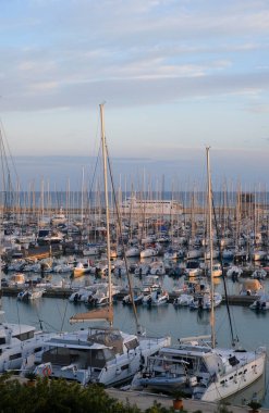 İtalya, Sicilya, Akdeniz, Marina di Ragusa (Ragusa Eyaleti); limanda motorlu tekne ve lüks yatlar 