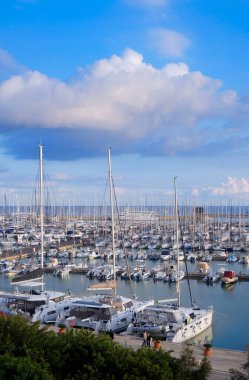 İtalya, Sicilya, Akdeniz, Marina di Ragusa (Ragusa Eyaleti); limanda motorlu tekne ve lüks yatlar 