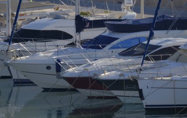 İtalya, Sicilya, Akdeniz, Marina di Ragusa (Ragusa ili); 4 Kasım 2025, limanda lüks yatlar - EDITORIAL