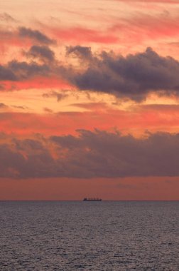 İtalya, Sicilya, Akdeniz, gün batımında Sicilya Kanalı 'nda kargo gemisi