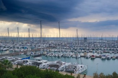 İtalya, Sicilya, Akdeniz, Marina di Ragusa (Ragusa ili); 7 Kasım 2025, limanda motorlu tekne ve lüks yatlar - EDITORIAL