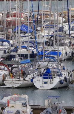 İtalya, Sicilya, Akdeniz, Marina di Ragusa (Ragusa ili); 7 Kasım 2025, limanda motorlu tekne ve lüks yatlar - EDITORIAL