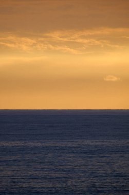 İtalya, Sicilya, Akdeniz, gün batımında gökyüzünde bulutlar