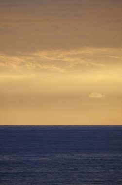 İtalya, Sicilya, Akdeniz, gün batımında gökyüzünde bulutlar