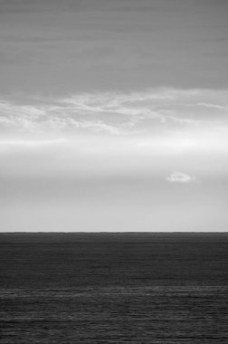 İtalya, Sicilya, Akdeniz, gün batımında gökyüzünde bulutlar