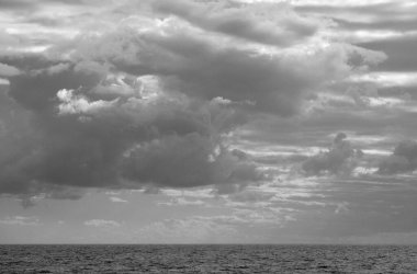 İtalya, Sicilya, Akdeniz, Sicilya Kanalı 'nda kışın fırtına bulutları