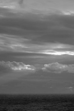 İtalya, Sicilya, Akdeniz, Sicilya Kanalı 'nda kışın fırtına bulutları