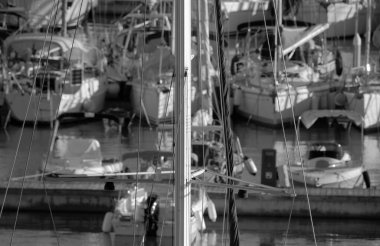 İtalya, Sicilya, Akdeniz, Marina di Ragusa (Ragusa Eyaleti); limanda motorlu tekne ve lüks yatlar 