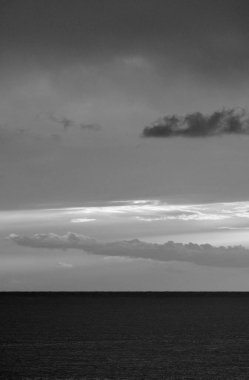 İtalya, Sicilya, Akdeniz, gün batımında Sicilya Kanalı 'nda bulutlar