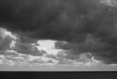 İtalya, Sicilya, Akdeniz, Sicilya Kanalı 'nda kışın fırtına bulutları