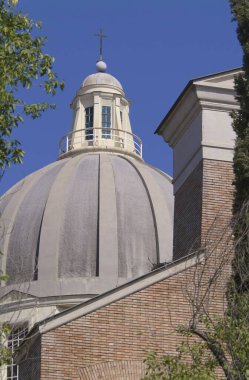 İtalya, Roma, Garbatella, eski bir kilise kubbesi manzarası