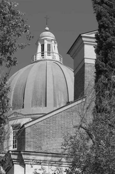 İtalya, Roma, Garbatella, eski bir kilise kubbesi manzarası