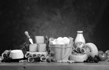 İtalya, Roma; 1 Aralık 1979, ahşap bir masada çeşitli peynirler - EDITORIAL