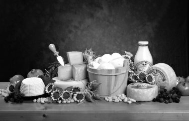 İtalya, Roma; 1 Aralık 1979, ahşap bir masada çeşitli peynirler - EDITORIAL