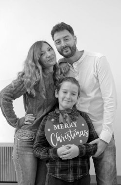 Genç bir ailenin stüdyo portresi