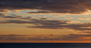 İtalya, Sicilya, Akdeniz. Gün batımında gökyüzünde bulutlar