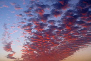 Gün batımında gökyüzünde İtalya, Sicilya, bulutlar