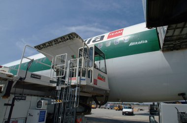 İtalya, Roma, Fiumicino Uluslararası Havaalanı; 5 Temmuz 2001, Alitalia uçağı pistte, kargo binişi - EDITORIAL