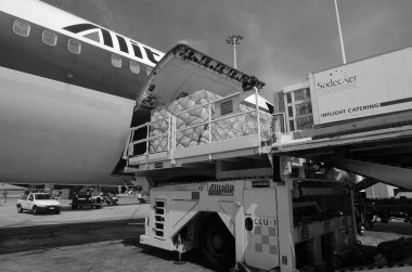 İtalya, Roma, Fiumicino Uluslararası Havaalanı; 5 Temmuz 2001, Alitalia uçağı pistte, kargo binişi - EDITORIAL