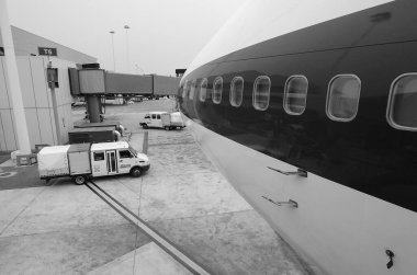 İtalya, Roma, Fiumicino Uluslararası Havaalanı; 6 Temmuz 2001, Alitalia uçağı pistte