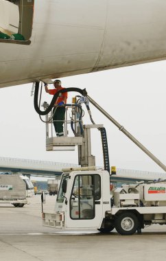 İtalya, Roma, Fiumicino Uluslararası Havalimanı; 6 Temmuz 2001, bir Alitalia uçağını yakıt ile dolduran adam -
