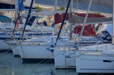 İtalya, Sicilya, Akdeniz, Marina di Ragusa (Ragusa ili); 8 Aralık 2025, limanda lüks yatlar - EDITORIAL