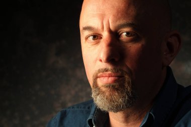 İtalya, Roma; 20 Mayıs 2003, sakallı bir adamın stüdyo portresi