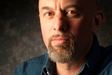 İtalya, Roma; 20 Mayıs 2003, sakallı bir adamın stüdyo portresi