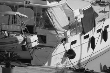 İtalya, Sicilya, Akdeniz, Marina di Ragusa (Ragusa Eyaleti); limanda katamaran yelkenli teknesi 