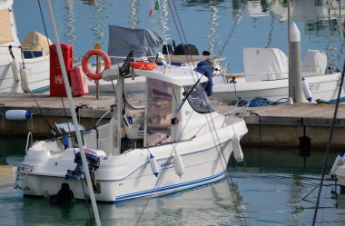 İtalya, Sicilya, Akdeniz, Marina di Ragusa (Ragusa Eyaleti); 13 Aralık 2025, limandaki bir motorlu teknede balıkçı - EDITORIAL