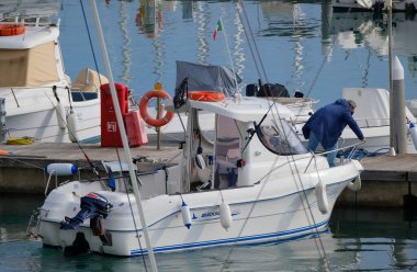 İtalya, Sicilya, Akdeniz, Marina di Ragusa (Ragusa Eyaleti); 13 Aralık 2025, limandaki bir motorlu teknede balıkçı - EDITORIAL