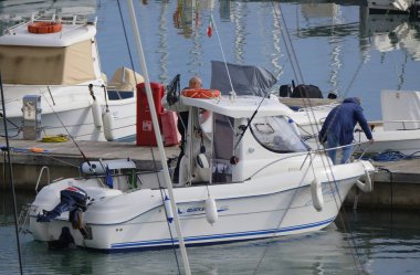 İtalya, Sicilya, Akdeniz, Marina di Ragusa (Ragusa Eyaleti); 13 Aralık 2025, limandaki bir motorlu teknede balıkçı - EDITORIAL