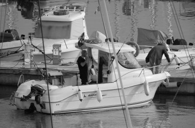 İtalya, Sicilya, Akdeniz, Marina di Ragusa (Ragusa Eyaleti); 13 Aralık 2025, limandaki bir motorlu teknede balıkçı - EDITORIAL