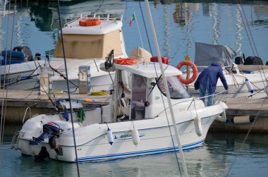 İtalya, Sicilya, Akdeniz, Marina di Ragusa (Ragusa Eyaleti); 13 Aralık 2025, limandaki bir motorlu teknede balıkçı - EDITORIAL