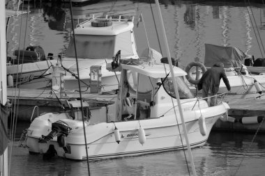 İtalya, Sicilya, Akdeniz, Marina di Ragusa (Ragusa Eyaleti); 13 Aralık 2025, limandaki bir motorlu teknede balıkçı - EDITORIAL