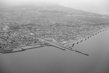 İtalya, Lazio, Roma, Thyrhenian kıyı şeridi ve Fiumicino kasabası ve Tevere nehri hava manzarası 