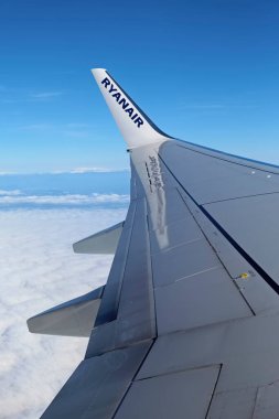 İtalya; 26 Ocak 2016, bulutların üzerinde uçan bir uçağın kanadı