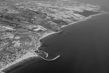 İtalya, Sicilya; Güney Doğu Sicilya kıyı şeridi ve Scoglitti kent (Ragusa eyaletinin havadan görünümü) 