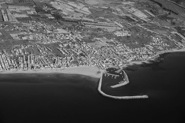 İtalya, Sicilya; Güney Doğu Sicilya kıyı şeridi ve Scoglitti kent (Ragusa eyaletinin havadan görünümü) 