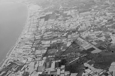 İtalya, Sicilya, kırsal (Ragusa eyaletinin ve Sicilya güney kıyı şeridi havadan görünümü)