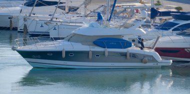 İtalya, Sicilya, Akdeniz, Marina di Ragusa (Ragusa Eyaleti); 14 Aralık 2025, limanda lüks bir yatta çift - EDITORIAL