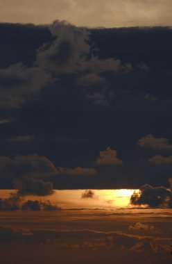 Gün batımında gökyüzünde İtalya, Sicilya, bulutlar