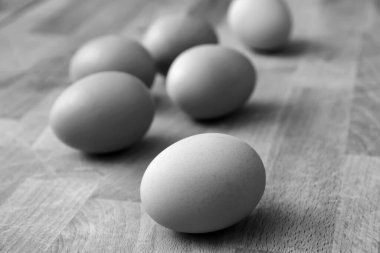 Tahta masadaki yumurtalar.