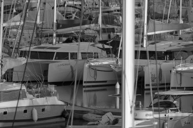 İtalya, Sicilya, Akdeniz, Marina di Ragusa (Ragusa Eyaleti); 17 Aralık 2024, limanda katamaran yelkenli tekneleri - EDITORIAL