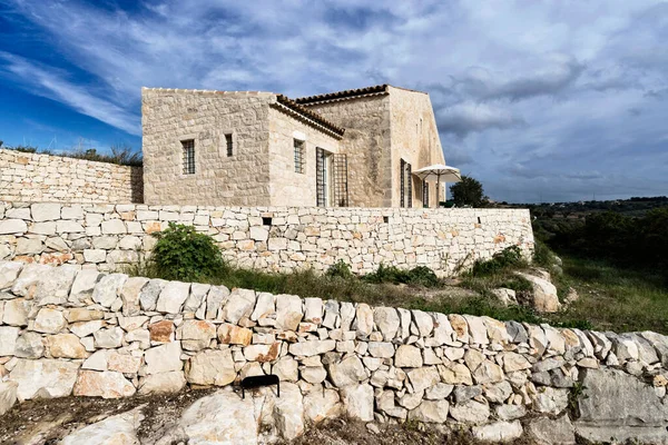 İtalya, Sicilya; tipik el yapımı Sicilya dış taş dış cephesi kırsal bir ev