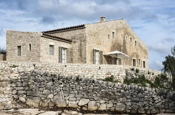 İtalya, Sicilya; tipik el yapımı Sicilya dış taş dış cephesi kırsal bir ev