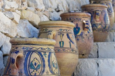 İtalya, Sicilya; tipik el yapımı Sicilya harici taş duvar ve Sicilya el boyası seramik vazolar kırsal kesimdeki bir evin merdivenlerinde