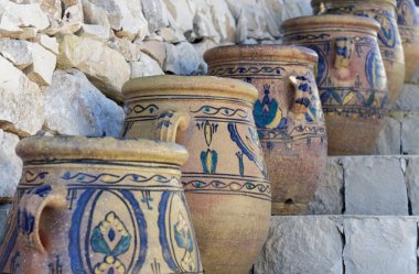 İtalya, Sicilya; tipik el yapımı Sicilya harici taş duvar ve Sicilya el boyası seramik vazolar kırsal kesimdeki bir evin merdivenlerinde